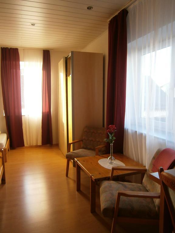 Hotel Strauss Waldbronn Rum bild