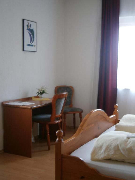 Hotel Strauss Waldbronn Rum bild