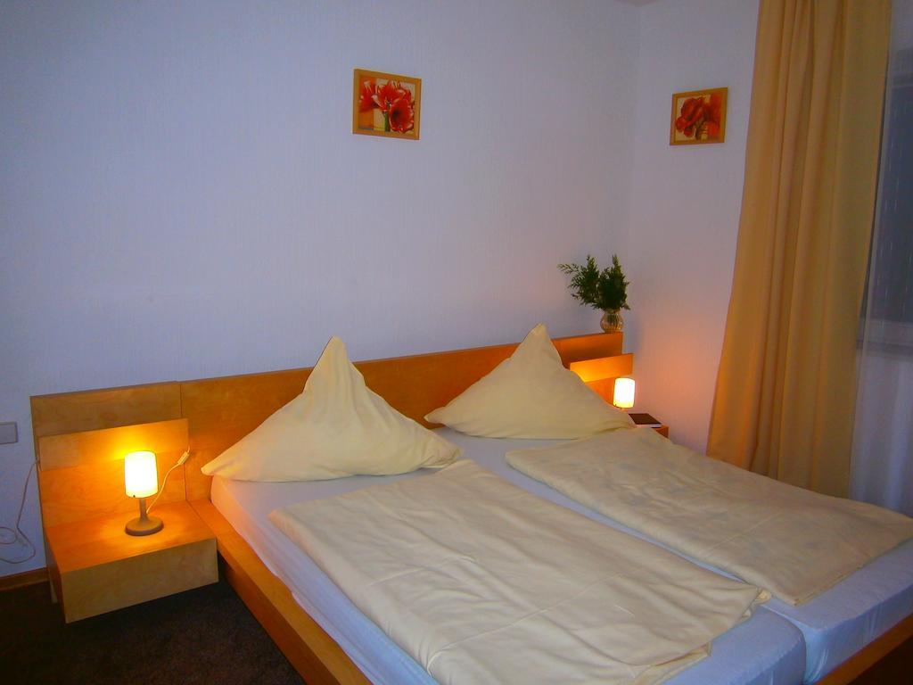 Hotel Strauss Waldbronn Rum bild